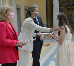 Su Alteza Real la Infanta Doña Elena entrega el premio Accésit de Educación Secundaria a Elisa Gherghel, IES Sol de Portocarrero, de Almería