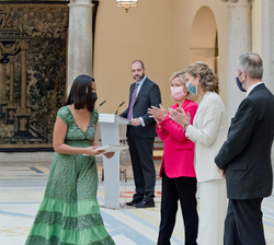 Su Alteza Real la Infanta Doña Elena entrega el premio Accésit de Educación Secundaria a Laila Rharbaquil Jaidane, IES Jaime Vera, de Madrid