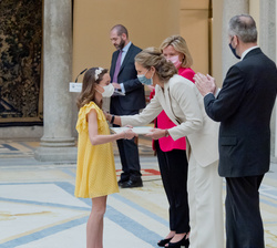 Su Alteza Real la Infanta Doña Elena entrega el Segundo premio de Educación Primaria a Elena López López, “Sosiego de verano”, 6º EP Coleg