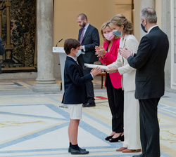 Su Alteza Real la Infanta Doña Elena entrega el Primer premio de Educación Primaria a Alejandro Larroca Gómez, “Un día en La Granja”, 5º E