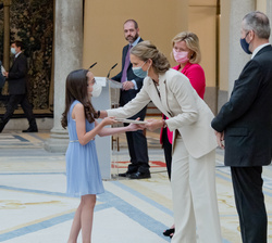 Su Alteza Real la Infanta Doña Elena entrega el Segundo premio de Educación Secundaria a Paula Rebollo del Riego, “En la distancia”, 1º ES