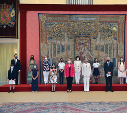 Fotografía de grupo de Su Alteza Real la Infanta Doña Elena con las autoridades asistentes al acto y los premiados