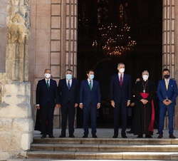 Su Majestad el Rey junto a las autoridades en la puerta de la Catedral de Burgos
