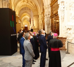 El Rey durante el recorrido por la Catedral de Burgos