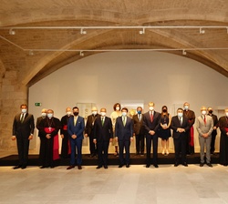 Fotografía de grupo tras la vista e Su Majestad el Rey a la exposición “LUX” de la Fundación “Las edades del hombre”