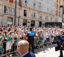 Los ciudadanos saludan al Rey tras finalizar su visita a Burgos
