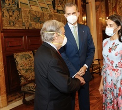 Sus Majestades los Reyes con el Secretario General de Naciones Unidas, António Guterres