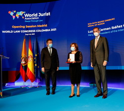 Su Majestad el Rey en el escenario junto a la premiada Rosario Silva de Lapuerta, el presidente de WJA y Jane Ginsburg