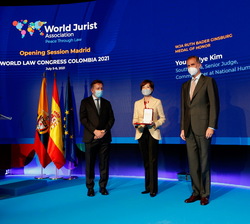 Su Majestad el Rey en el escenario junto a la premiada Young Hye Kim, el presidente de WJA y Jane Ginsburg