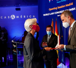 Don Felipe hace entrega de la medalla a Christine Lagarde, presidenta del Banco Central Europeo