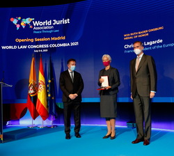Su Majestad el Rey en el escenario junto a la premiada Christine Lagarde, el presidente de WJA y Jane Ginsburg