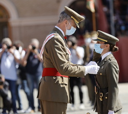 Su Majestad el Rey condecora a la número uno del Cuerpo de Intendencia, Escala de Oficiales, teniente Yolanda González