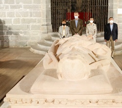 Sus Majestades Los Reyes durante la ofrenda ante el sepulcro del Rey de Navarra Sancho VII el Fuerte