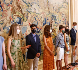 Sus Majestades los Reyes durante el saludo a los a los alumnos en los que se encuentra incluida Su Alteza Real la Princesa de Asturias