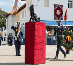 Depósito de una corona de laural en el acto homenaje a los que dieron su vida por España