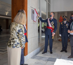 Su Majestad el Rey descubre una placa conmemorativa de la inauguración del comedor de alumnos
