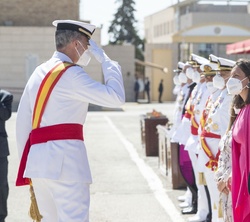 El Rey recibe el saludo de las autoridades civiles y militares asistentes al acto