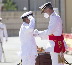 Su Majestad el Rey entregó el Real Despacho al número Uno del Cuerpo General de la Armada, el sargento Alberto González Blanco, y le impuso la condeco