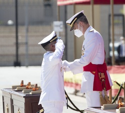Su Majestad el Rey entregó el Real Despacho al número Uno del Cuerpo de Infantería de Marina, el sargento Adrián Sánchez León, y le impuso la condecor