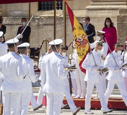 Desfile de los nuevos sargentos bajo la Enseña Nacional