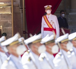 El Rey en la Tribuna Real durante el desfile de los nuevos suboficiales de la Armada