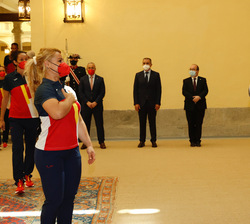 Sus Majestades los Reyes reciben el saludo de Lydia Valentín, integrante del Equipo Olímpico Español de Halterofilia