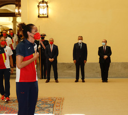 Sus Majestades los Reyes reciben el saludo de Laia Palau, integrante del Equipo Olímpico Español de Baloncesto