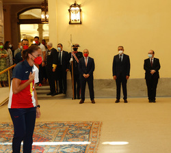 Sus Majestades los Reyes reciben el saludo de Silvia Navarro, integrante del Equipo Olímpico Español de Balonmano