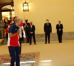 Sus Majestades los Reyes reciben el saludo de Fernando Alarza, integrante del Equipo Olímpico Español de Triatlón