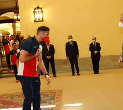 Sus Majestades los Reyes reciben el saludo de Nikoloz Sherazadishvili, integrante del Equipo Olímpico Español de Judo