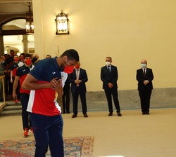 Sus Majestades los Reyes reciben el saludo de Emmanuel Reyes, integrante del Equipo Olímpico Español de Boxeo