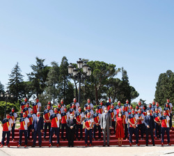 Fotografía de grupo de Sus Majestades los Reyes junto a las autoridades e integrantes del Equipo Olímpico Español participante en los Juegos Olímpicos