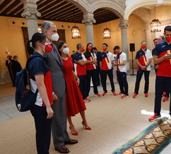 Los integrantes del Equipo Olímpico Español participante en los Juegos Olímpicos de Tokio aprovechan la audiencia para hacerse fotos con Sus Majestade