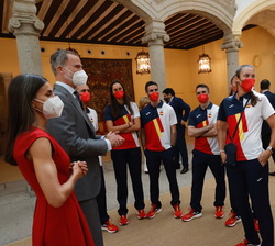 Sus Majestades los Reyes conversan con algunos de los integrantes del Equipo Olímpico Español