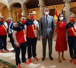 Don Felipe y Doña Letizia se hacen una fotografía con los integrantes del Equipo Olímpico Español de halterofilia