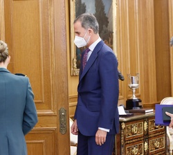 Su Majestad el Rey y el presidente del Tribunal Supremo y del Consejo General del Poder Judicial se dirigen al despacho Don Felipe