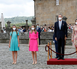 Sus Majestades los Reyes junto a Sus Altezas Reales la Princesa de Asturias y la Infanta Doña Sofía durante los Honores Militares y la interpretación del Himno Nacional
