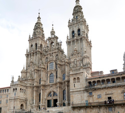 Sus Majestades los Reyes junto a Sus Altezas Reales la Princesa de Asturias y la Infanta Doña Sofía en la Catedral de Santiago de Compostela 