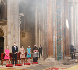 Sus Majestades los Reyes junto a Sus Altezas Reales la Princesa de Asturias y la Infanta Doña Sofía contemplan el movimiento del botafumerio de la Catedral de Santiago de Compostela
