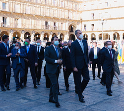 Su Majestad el Rey junto a los asistentes a la Conferencia de Presidentes se dirigen al Convento de San Esteban