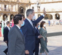 Su Majestad el Rey saluda al público congregado en la Plaza Mayor