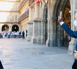 Don Felipe saluda al público que se encuentra en la Plaza Mayor de Salamanca