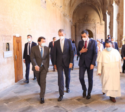 Su Majestad el Rey acompañado del presidente del Gobierno, presidente de la Junta de Castilla y León, el presidente del Senado y el Prior del Convento