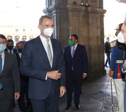 Su Majestad el Rey a su entrada en el ayuntamiento de Salamanca, recibe el saludo del alcalde