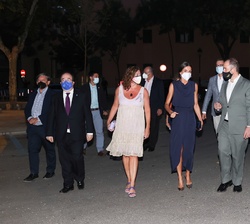 Doña Letizia acompañada por las autoridades asistentes al acto tras su llegada al Centro Cultural "La Misericordia"