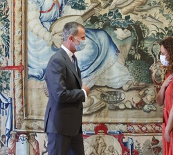 Su Majestad el Rey recibe el saludo de Catalina Cladera i Crespí, presidenta del Consell de Mallorca
