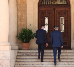 El Rey y el presidente del Gobierno suben las escaleras antes de acceder al interior del Palacio de Marivent