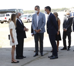Su Majestad el Rey conversa con el embajador de España en la República Islámica de Afganistán, Gabriel Ferrán y con su segunda jefatura, Paula Sánchez