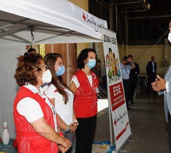 Don Felipe conversa con personal participante de Cruz Roja en la operación de repatriación desde Afganistán