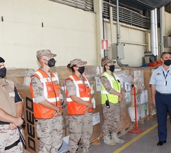 Don Felipe conversa con personal participante del Ministerio de Defensa en la operación de repatriación desde Afganistán